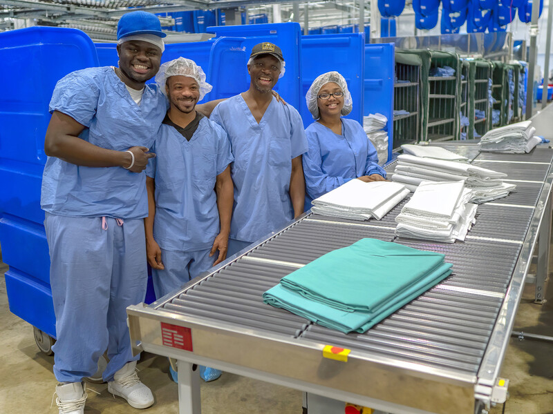 미국 오하이오주 클리블랜드의 에버그린 협동조합 소속 세탁노동자들이 작업복 차림으로 환하게 웃고 있다. 에버그린협동조합 제공