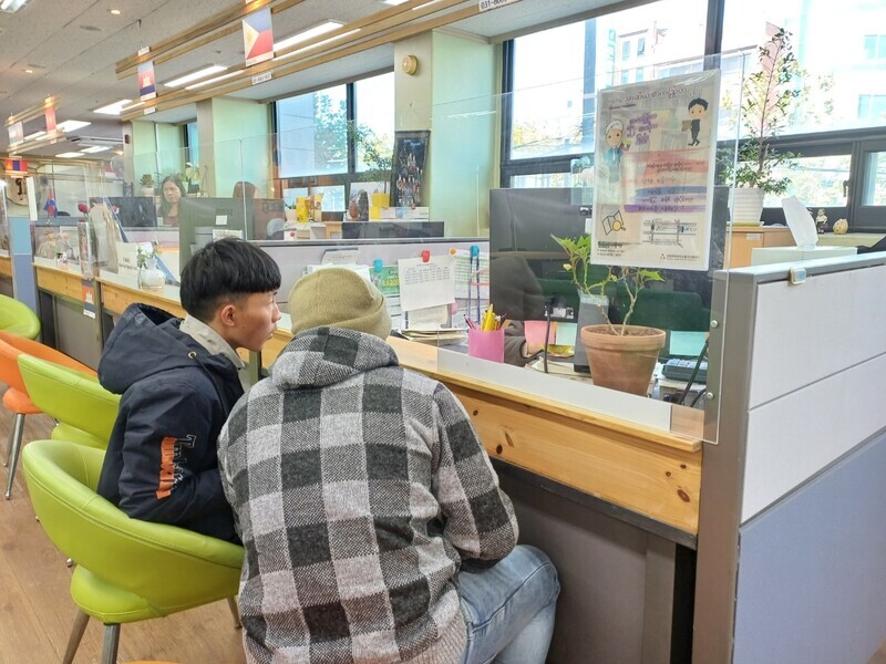 Two migrant workers from Myanmar speak with an assistant at the Uijeongbu Support Center for Foreign Workers in Uijeongbu, Gyeonggi Province, on Nov. 12. (Lee Jun-hee/The Hankyoreh)