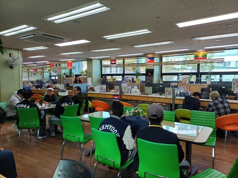 Migrant workers receive help or wait to be helped at the Uijeongbu Support Center for Foreign Workers in Uijeongbu, Gyeonggi Province, on Nov. 12. (Lee Jun-hee/The Hankyoreh)