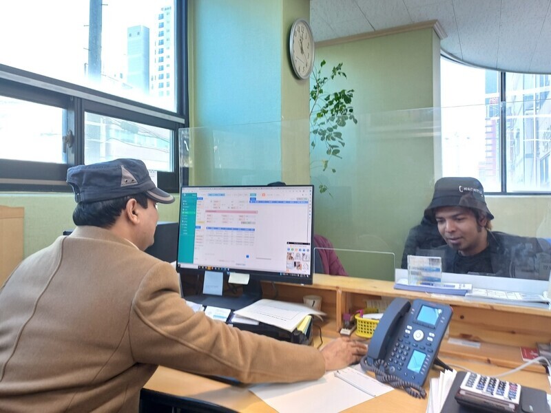 Yang Mo-min, a counselor at the Uijeongbu Support Center for Foreign Workers speaks with a migrant from Bangladesh on Nov. 12. (Lee Jun-hee/The Hankyoreh)