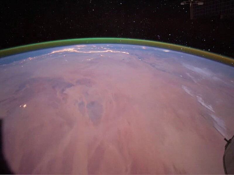 고도 400㎞의 국제우주정거장에서 본 지구의 대기층이 대기광으로 빛나고 있다. 북아프리카 상공을 지날 때 찍은 사진이다. 나사 제공