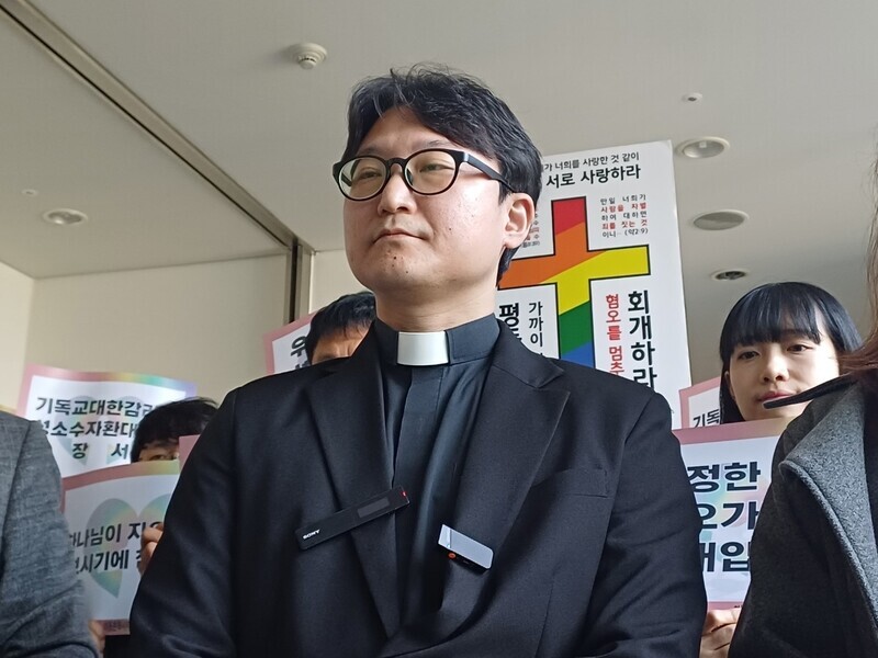 Rev. Lee Dong-hwan speaks outside the Korean Methodist Church’s Gyeonggi Annual Conference in Anyang, Gyeonggi Province, following his dismissal from the church following a church tribunal on Dec. 8. (Lee Jun-hee/The Hankyoreh)