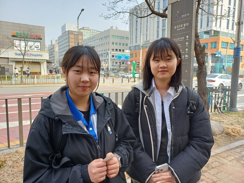 Lee Yun-ji (left) and her friend Lee Tae-hee, two second-year students at Danwon High School in Ansan. (Lee Jun-hee/The Hankyoreh)