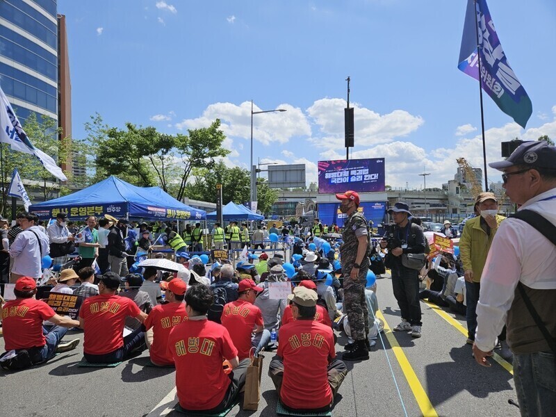 Koreans rally outside Seoul Station on June 1, 2024, in support of passing legislation for a special counsel probe into an alleged cover-up of an investigation into a Marine’s death and to condemn the Yoon administration. (Bang Jun-ho/The Hankyoreh)