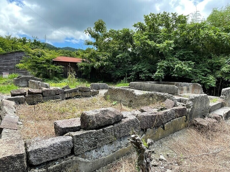 Todavía quedan vestigios de trabajadores coreanos que vivieron alrededor de la mina de Sato hace 80 años.  En el terreno baldío detrás de la mina hay un montón de basura, el sitio de un restaurante donde los trabajadores coreanos comen a diario.  Aparece vacío y sin letrero.  Sato / Corresponsal Kim So-yeon