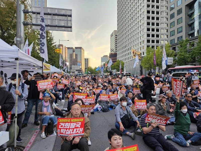 촛불행동이 5일 연 ‘윤석열 퇴진 김건희 특검 109차 촛불 대행진’에서 시민들이 손팻말을 들어 보이고 있다. 방준호 기자.