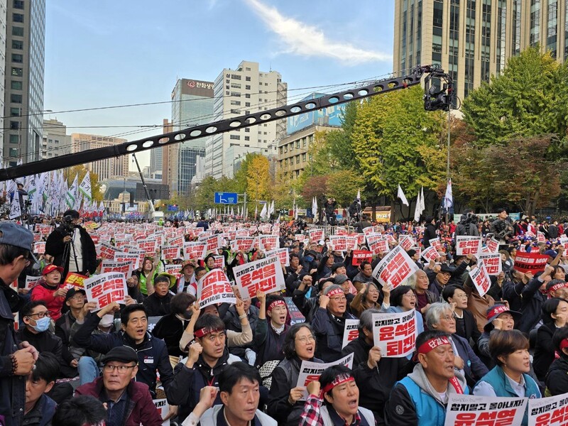 전국민주노동조합총연맹(민주노총), 전국민중행동, 진보대학생넷 등이 속한 윤석열정권퇴진운동본부(퇴진운동본부)가 9일 오후 4시 서울 중구 숭례문 앞과 세종대로 일대에서 ‘윤석열 정권 퇴진 1차 총궐기’(1차 총궐기)를 열고 있다. 김가윤 기자