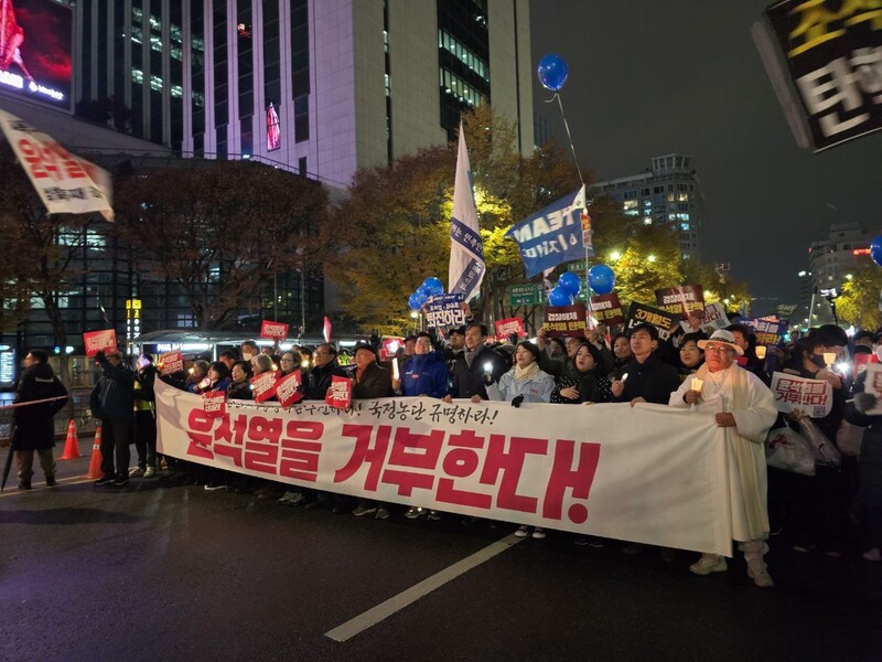 30일 저녁 서울 광화문에서 시민들이 ‘윤석열을 거부한다 3차 시민행진’에 나서고 있다. 김가윤 기자