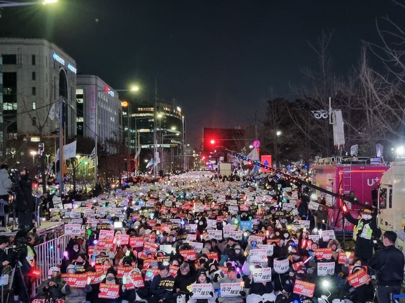 13일 저녁 8시께 서울 영등포구 산업은행 본점 앞에서 열린 ‘내란수괴 윤석열 즉각 탄핵! 즉각 체포! 탄핵촛불문화제’에 참여한 시민들이 구호를 외치고 있다. 박고은 기자