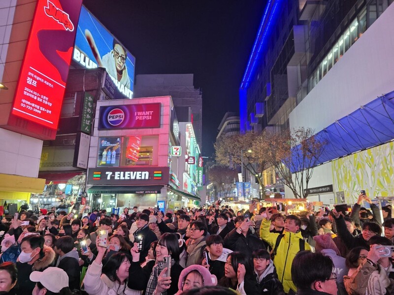 시민들이 21일 오후 서울 도심에서 열린 ‘윤석열 즉각 체포·퇴진! 사회대개혁! 범시민대행진’에 참여하고 있다. 김가윤 기자.