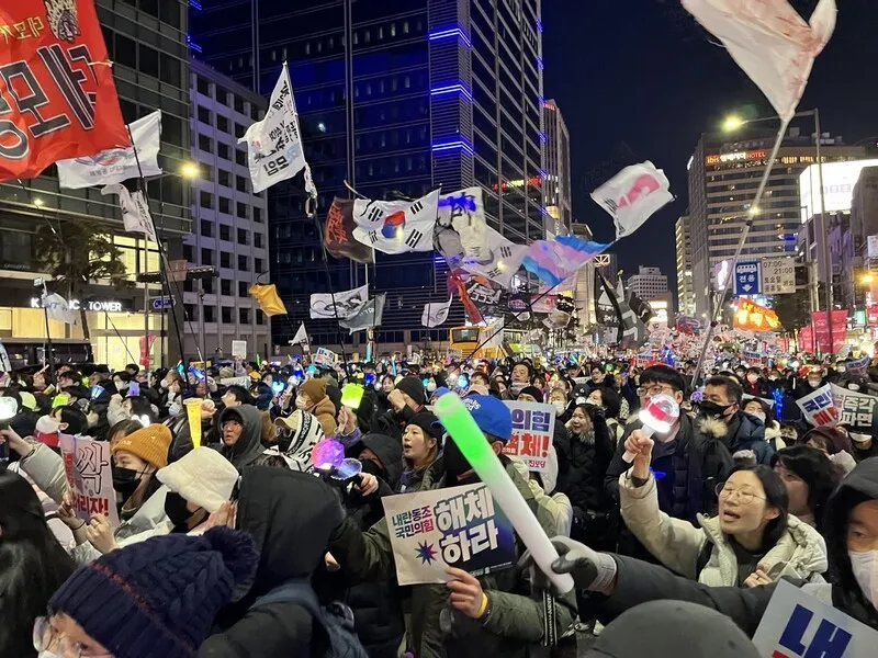 25일 오후 ‘윤석열 즉각 퇴진! 사회대개혁! 범시민대행진 민주주의 수호 평화행진’에 참석한 시민들이 서울 도심을 걷고 있다. 임재희 기자