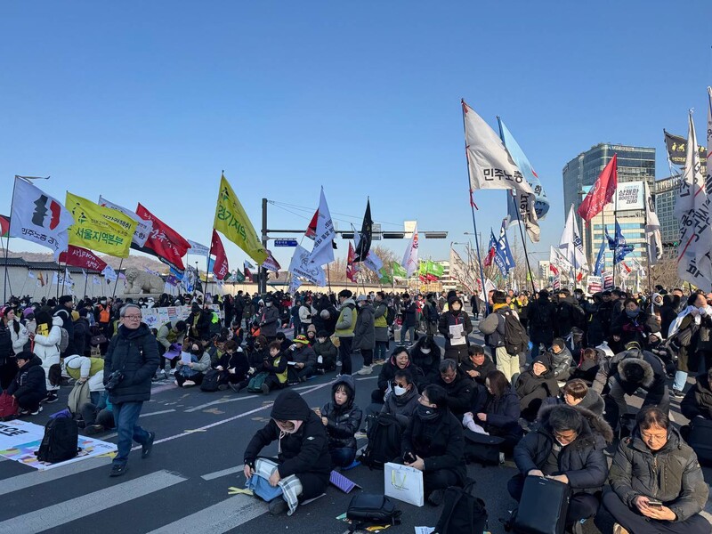 22일 오후 ‘윤석열 즉각 퇴진! 사회대개혁! 범시민대행진(12차)’에 참여하려는 시민들이 자리를 잡고 있다. 정봉비 기자.