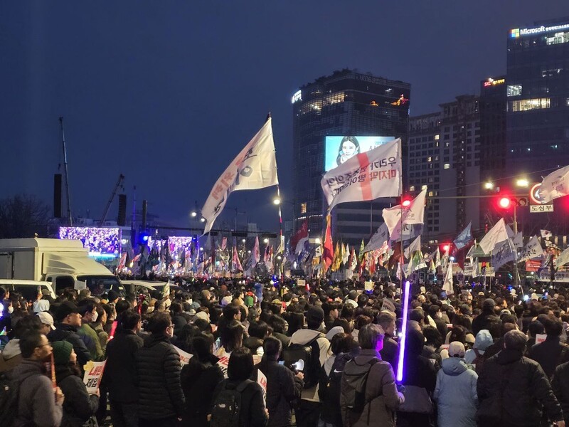 15일 ‘윤석열즉각퇴진·사회대개혁 비상행동(비상행동)’이 15일 오후 서울 종로구 광화문 일대에서 연 ‘윤석열 즉각퇴진! 사회대개혁! 15차 범시민대행진’에 참여한 시민들이 행진을 준비하고 있다. 김가윤 기자.