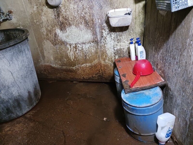 이주노동자들이 샤워를 하는 인천 서구 왕길동의 공장 내 샤워실 모습. 지노이는 샤워실에 샤워기 등이 따로 없어 바가지로 물을 퍼서 씻는다고 했다.