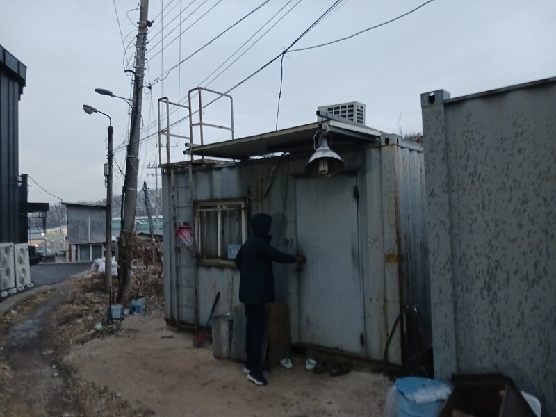 지노이가 9일 인천 서구 왕길동에 있는 컨테이너 기숙사 문을 열고 있다. 이준희 기자