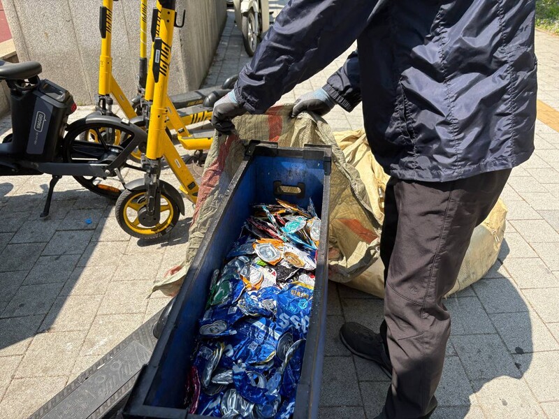 28일 낮 12시께 서울 동작구 사당동에서 네프론 운영사 직원이 네프론에 모인 캔을 수거하고 있다. 이나영 기자