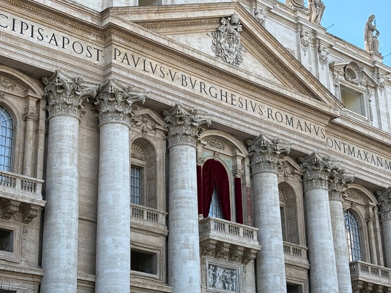 6일(현지시각) 바티칸 성 베드로 대성당 발코니 모습. 콘클라베로 교황이 선출되면 이 발코니에서 수석 추기경이 라틴어로 ‘교황을 얻었다’는 뜻의 “하베무스 파팜(Habemus Papam)”을 외쳐 새 교황의 탄생을 알린다. 사진 장예지 특파원 penj@hani.co.kr