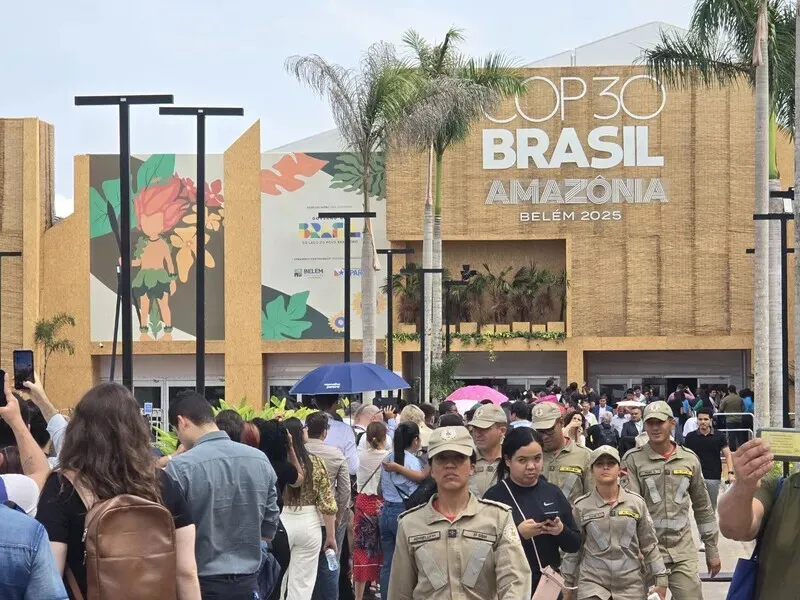 The park outside the venue for the COP30 climate conference in Belém, Brazil, was bustling with participants and police on Nov. 10, 2025, the first day of climate talks. (Ock Kee-won/Hankyoreh)
