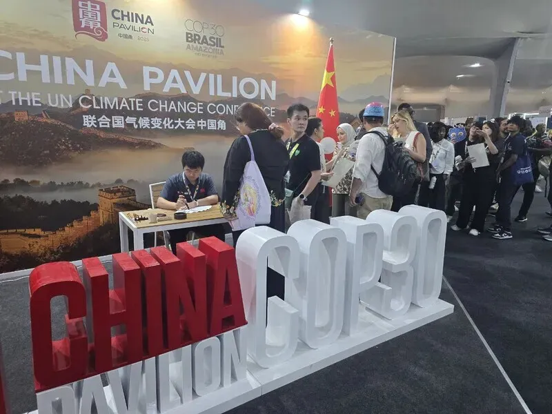 A long line stretched from China’s pavilion inside the blue zone of the COP30 climate talks in Belém, Brazil, on Nov. 10, 2025. (Ock Kee-won/Hankyoreh)