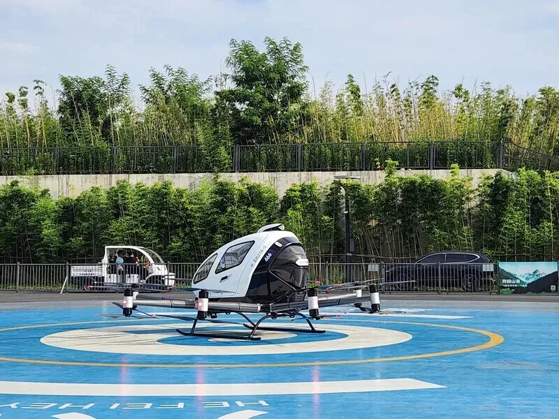 EHang, an autonomous aerial vehicle company, runs an urban air mobility hub at Luogang Central Park in Hefei, China. (Park Min-hee/Hankyoreh)