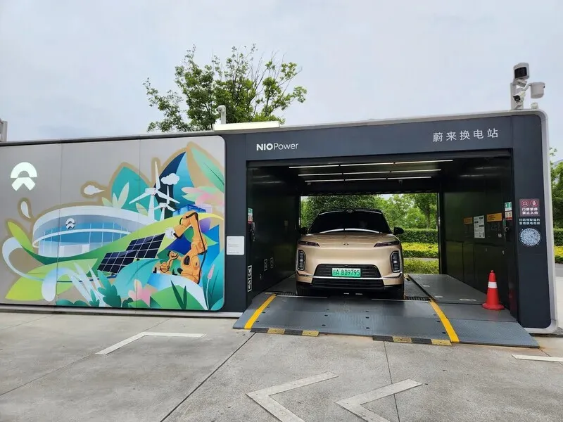 A vehicle has its battery changed at NIO’s Neo Park factory in Hefei, in China’s Anhui Province, on June 12, 2026. (Park Min-hee/Hankyoreh)