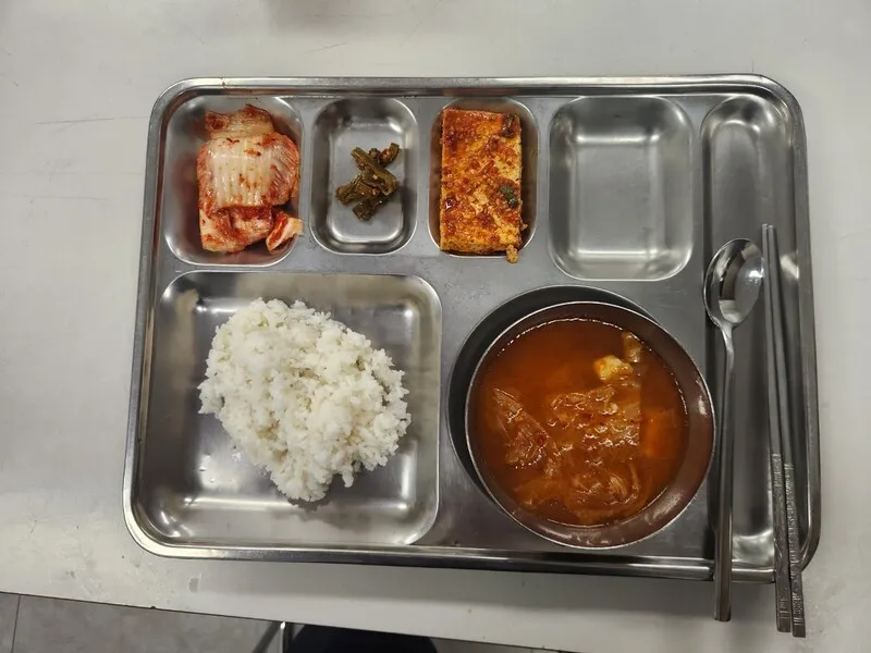 세금 들여 운행한다면서 버스기사 밥상엔 반찬 3개에 고추장뿐