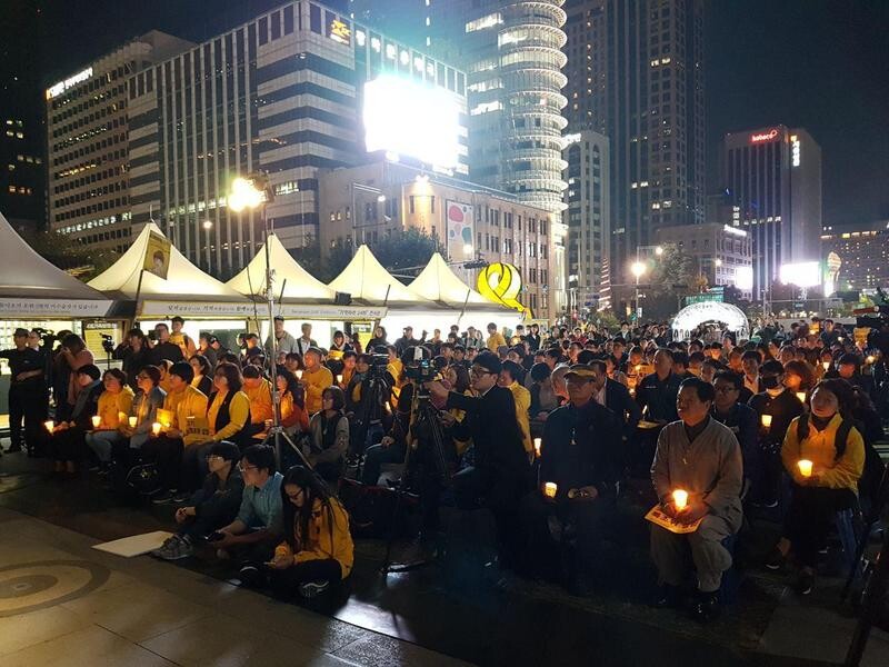 Civic groups demonstrated on Oct. 21 in Seoul’s Gwanghwamun Plaza a week before the first anniversary of the candlelight protests. The group April 16 Alliance is calling a for a second special commission to re-investigate the Sewol sinking and special legislation to look into the truth about social tragedies. (by Lim Jae–woo