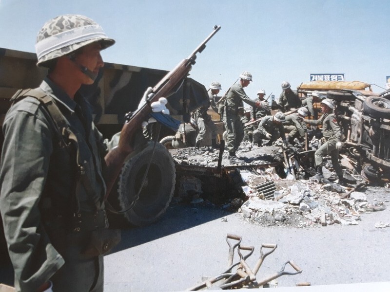 An image of martial law forces holding M1 carbine rifles during the Gwangju Democratization Movement. Martial law troops were commonly believed to have only used M16 rifles. (Hankyoreh archives)