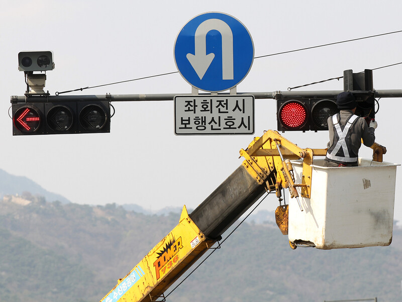 좌회전 안되는 도로의 ‘좌회전시 U턴’ 표지…사고나면 책임은?