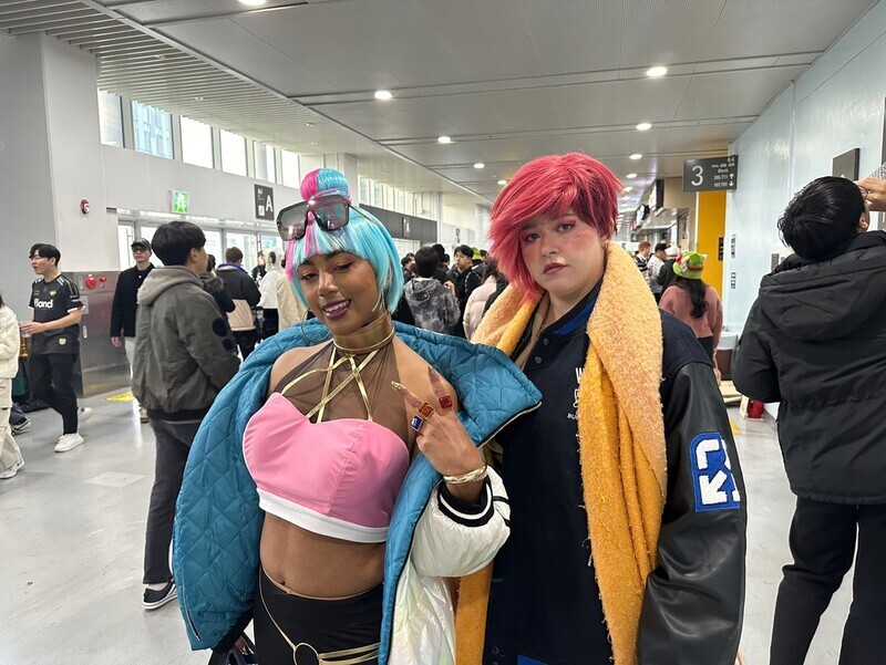 Deborah (left) and Vladi from France came to watch LoL World Championship finals held at Gocheok Sky Dome on Nov. 19 in full cosplay. (Chung In-seon/The Hankyoreh)
