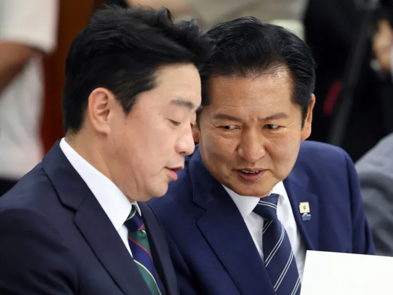 Jeong Cheong-rae, Democratic Party leader, speaks at an event