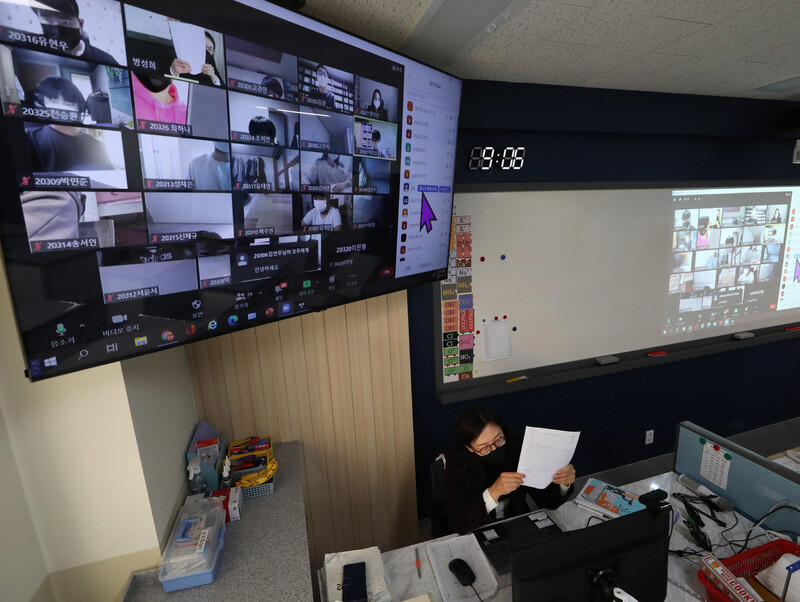 코로나 시대와 함께 일상이 된 온라인 비대면 수업은 스크린 바깥에서의 마주침을 외려 낯설게 만들었다. 서울의 한 중학교에서 온라인 수업을 진행하는 모습. 공동취재사진
