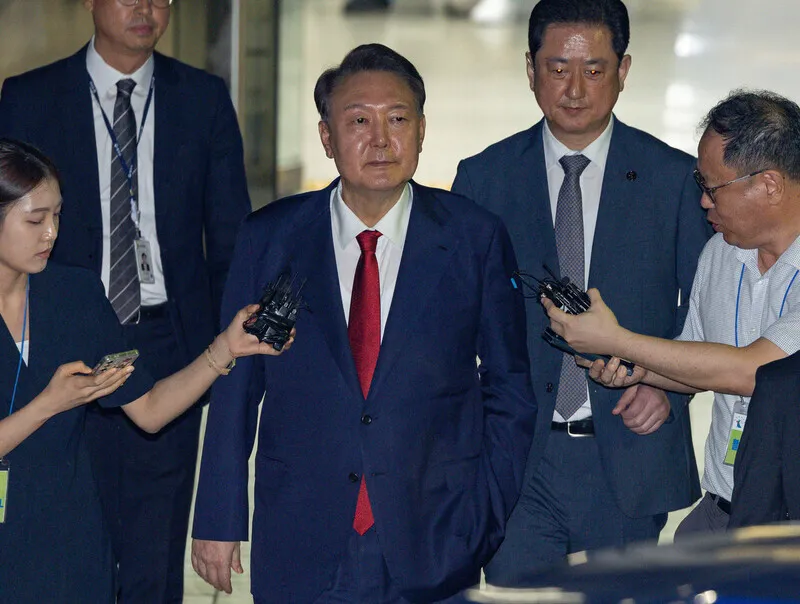 ‘조사 불응’ 윤석열, ‘부정선거 음모론’ 탄 교수 1…