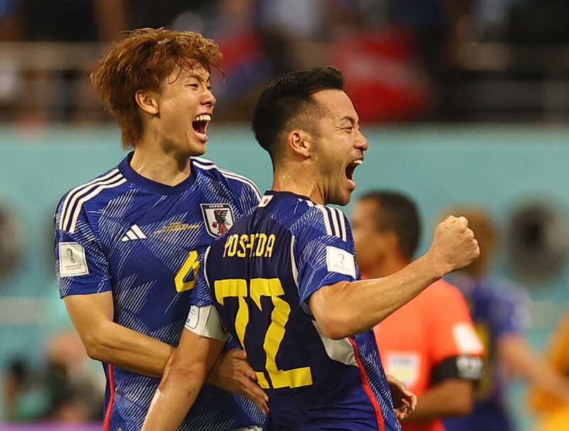 일본 축구대표팀 선수들이 23일(한국시각) 카타르 도하 칼리파 인터내셔널 스타디움에서 열린 2022 카타르월드컵 E조 독일과 경기에서 승리한 뒤 기뻐하고 있다. 도하/로이터 연합뉴스