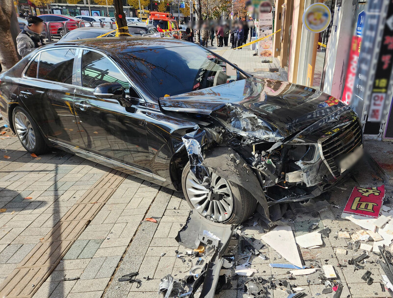 18일 낮 인천 부평구 십정동 한 공영주차장에서 70대 남성 ㄱ씨가 운전하던 차량이 인도로 돌진해 30대 여성과 2살 딸이 크게 다쳤다. 사진은 사고 현장 모습. 인천소방본부 제공