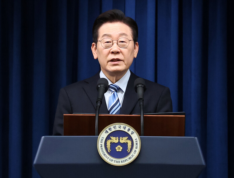 이재명 대통령이 14일 서울 용산 대통령실 기자회견장에서 한미 관세협상 결과를 문서화한 팩트시트(설명자료) 관련 발표를 하고 있다. 대통령실사진기자단