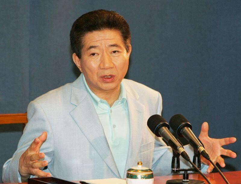 2005년 7월29일 노무현 대통령이 청와대 기자간담회에서 한나라당에 제안한 `대연정’과 `선거제 개혁’에 대해 설명하고 있다. 노무현 재단