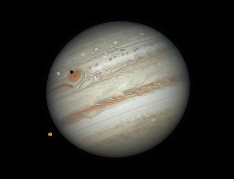 목성과 두 위성 ‘이오’와 ‘유로파’. © Damian Peach/Royal Observatory Greenwich