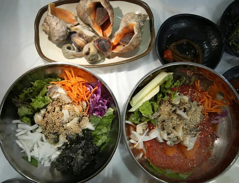 There’s so many places to get good food on the islands, but you can’t go wrong with Seom Sarang Gul Sarang or Chamsora Hansang. (Park Mee-hyang/Hankyoreh)