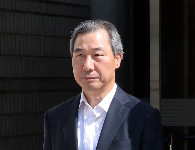 윤석열 정부 관저 이전 과정에서 예산을 불법 전용한 혐의를 받는 윤재순 전 총무비서관이 지난 5월22일 서울 서초구 서울중앙지법에서 열린 구속 전 피의자 심문(영장실질심사)을 마치고 나오고 있다. 연합뉴스