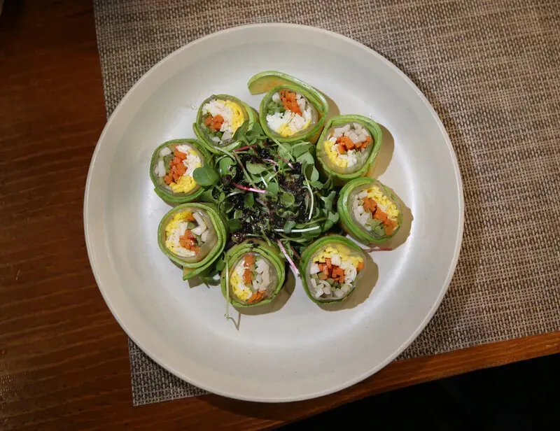Pumpkin and vegetable rolls at Hosoo Brewery, a modern reinterpretation of wolgwachae, a traditional Korean dish. (Park Mee-hyang/Hankyoreh)