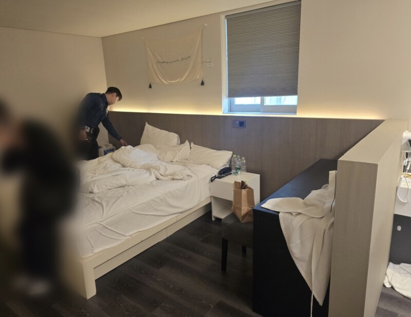 지난 22일 서울 강동구의 한 모텔에서 경찰관이 보이스피싱 피해자가 사흘간 고립돼 있던 객실을 살펴보고 있다. 경기북부경찰청 제공