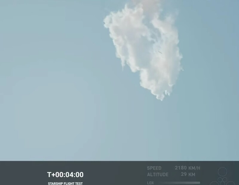 스타십이 이륙 4분 후 고도 29km 상공에서 폭발하는 장면. 웹방송 갈무리