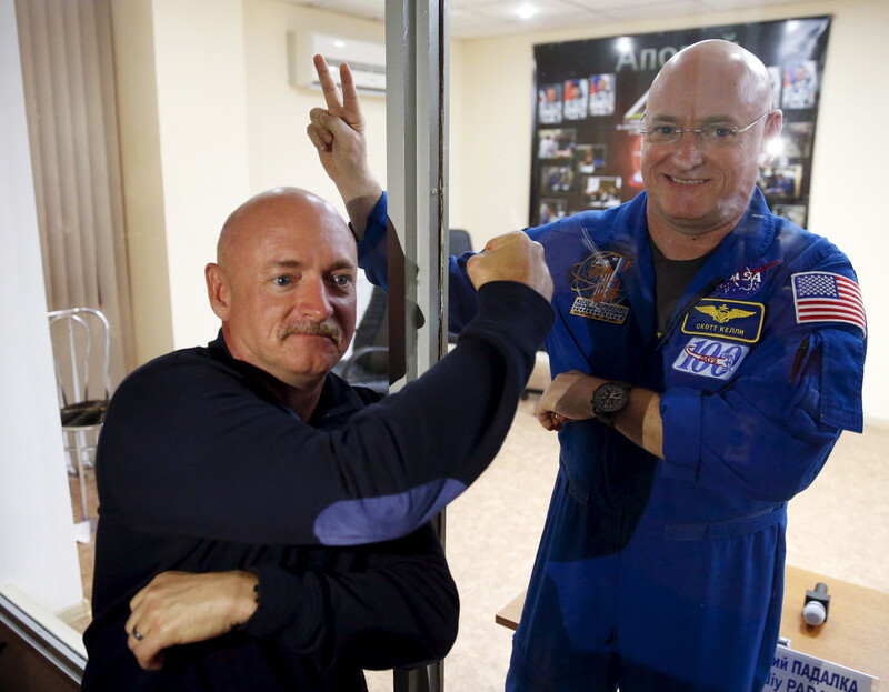 2015년 3월26일 카자흐스탄의 바이코누르 우주기지에서 열린 기자회견이 끝난 뒤 쌍둥이 동생 마크(왼쪽)와 포즈를 취한 나사(NASA)의 우주비행사 스콧 켈리. 마크 역시 나사의 우주비행사였는데 2011년 은퇴했다. REUTERS