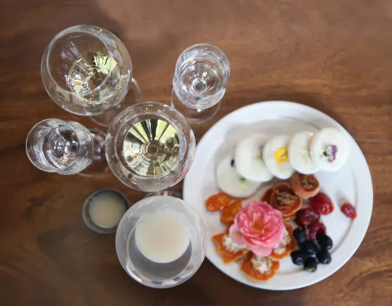 Jisiul Brewery offers tastings of a range of traditional Korean liquors, including yakju (clear rice wine) and takju (unfiltered rice wine), under its Hwajeon Ilchwi brand. (Park Mee-hyang/Hankyoreh)