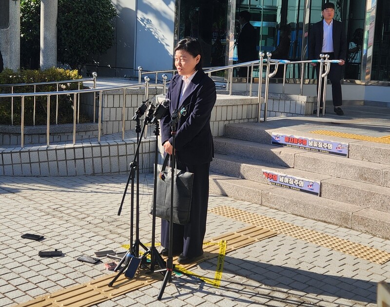 임은정 광주지방중대범죄수사청장이 6일 출근길에서 기자들과 만나 부임 소감과 중수청 개청에 대한 입장을 말하고 있다. 김용희 기자 kimyh@hani.co.kr
