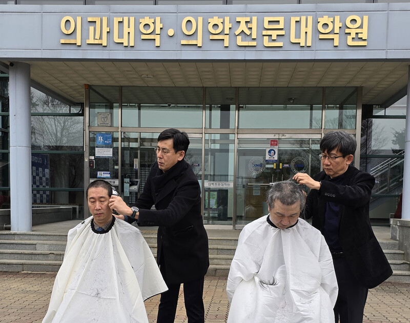 5일 오전 강원 춘천시 강원대학교 의과대학 앞에서 의대 교수들이 대학 측의 증원 방침에 반발하며 삭발하고 있다.<BR> 앞서 강원대는 교육부에 현재 49명에서 140명으로 의대 정원을 늘려달라고 요청했다.<BR> 연합뉴스