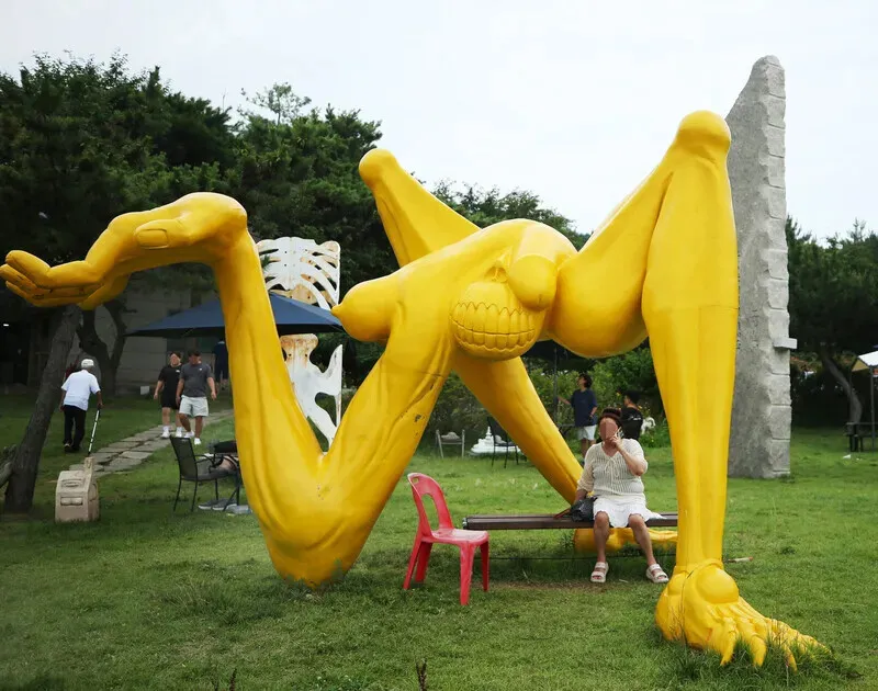 Baemikkumi Sculpture Park houses all sorts of fascinating sculptures. (Park Mee-hyang/Hankyoreh)