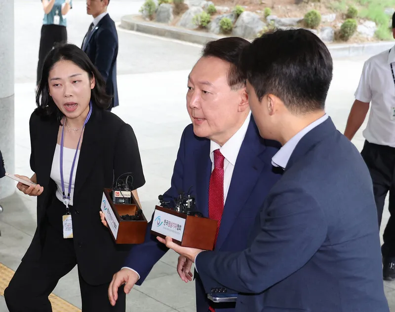 2차 조사도 공개 출석한 윤석열…특검은 전날 자정 지하…