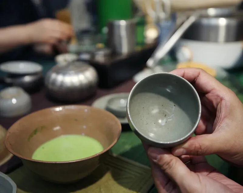 Chang’s matcha comes served in cups that date back to the Goryeo period, more than 600 years ago. (Park Mee-hyang/Hankyoreh)